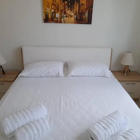 Summer Suites Apartment